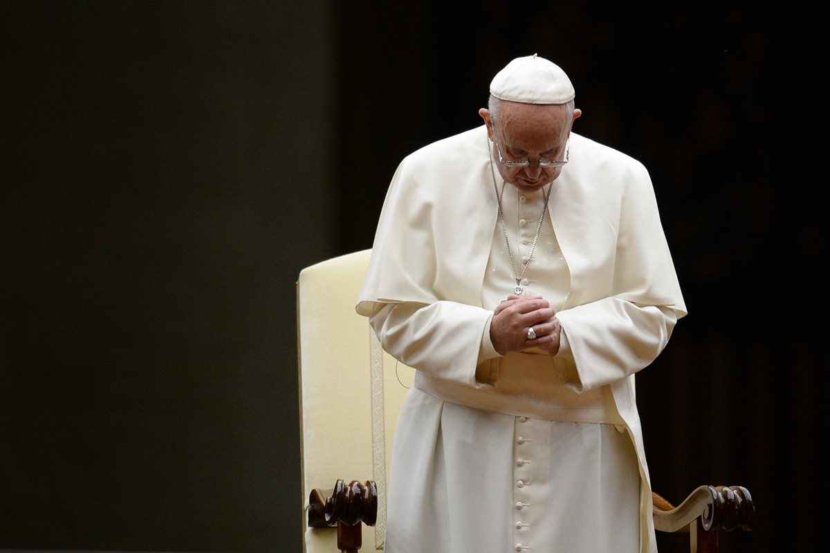 <span class="figcaption">El papa ora durante la apertura del Sínodo de la Familia, en El Vaticano. (Foto Prensa Libre: AFP)</span>