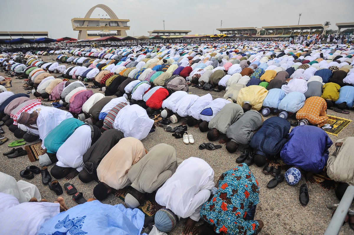 Musulmanes rezan en el final del ramadán. (Foto Prensa Libre: AFP)