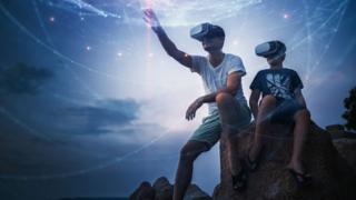 ¿Realidad virtual o aumentada? Una mezcla de ambas: la realidad mixta promete ser la gran revolución de 2018. (Foto Prensa LibrE:GETTY IMAGES)
