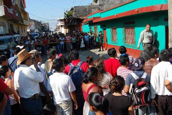 Curiosos observan el cadáver de Arminda Saraí Barrios, quien murió baleada, en Coatepeque. (Foto Prensa Libre: Alexander Coyoy)