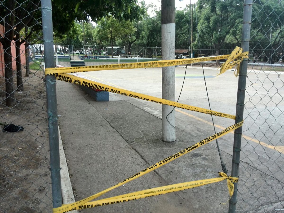 Tres muertos y ocho heridos dejó un tiroteo en unas canchas polideportivas en la zona 12. (Foto Prensa Libre: Estuardo Paredes)