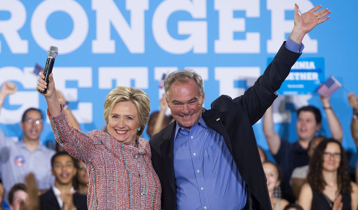 Hillary Clinton, junto a su compañero de fórmula, Tim Kaine. (Foto Prensa Libre: AFP).