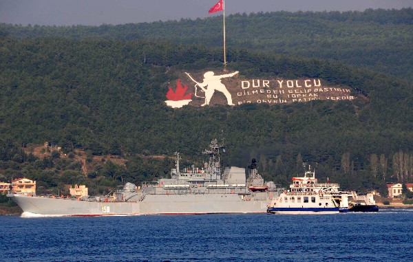 Un barco ruso pasa por el estrecho de los Dardanelles en Turquía en ruta a el mar Mediterráneo.