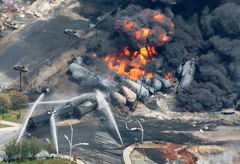 Gran cantidad de humo se observa luego que vagones que transportaban petróleo se descarrilaran en el centro de Lac Megantic, Quebec, Canadá. (Foto Prensa Libre: AP)