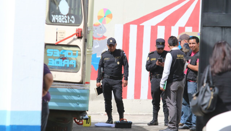 Agentes de la PNC recaban evidencias en la zona 1 de Xela, donde un ataque armado dejó muerto al piloto de un autobús. (Foto Prensa Libre: Carlos Ventura)