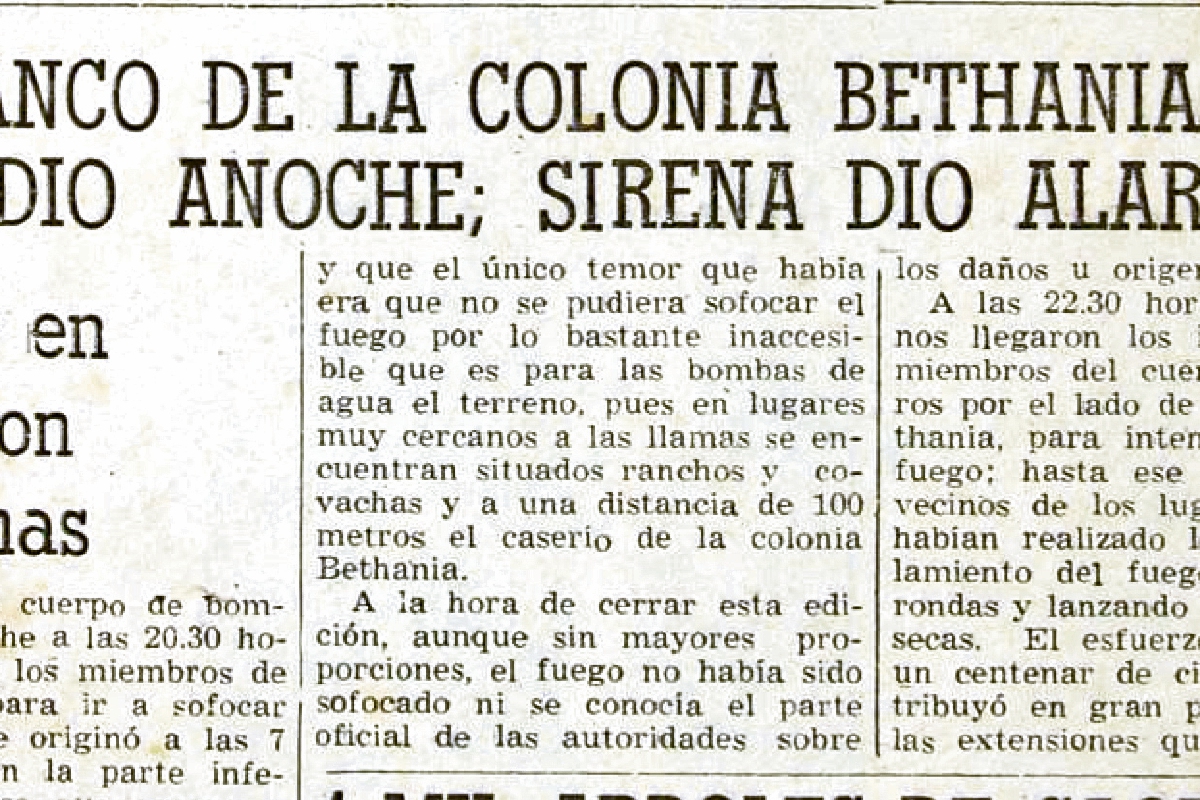 Pagina 04 de Prensa Libre de 1955 Vecinos colaboran con bomberos en incendio en barranco de la Bethania zona 7. Foto: Hemeroteca PL