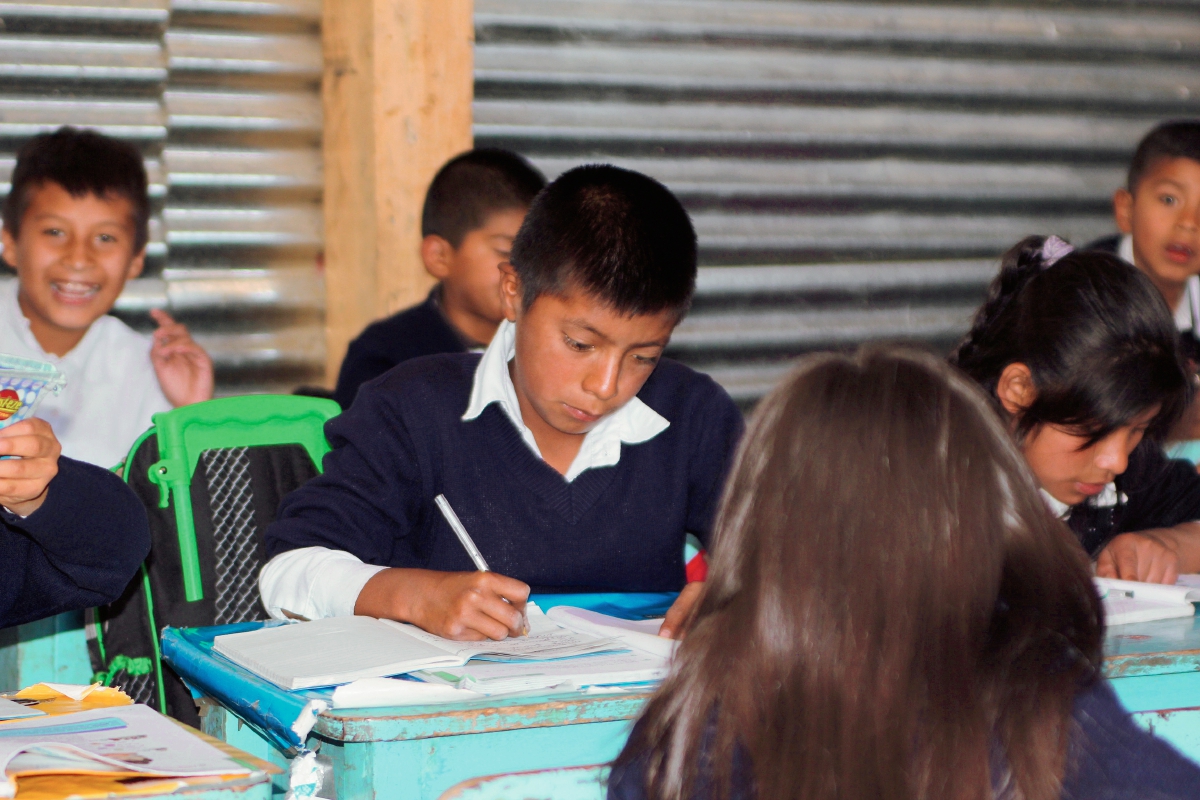 Niño trabajador Jorge Pérez, de 9 años, de San Pedro Sacatepéquez,  acude a escuela luego de muerte de su padre. (Foto Prensa: Aroldo Marroquín)
