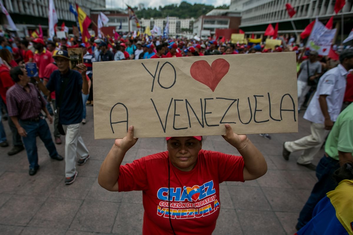 Una simpatizante del chavismo muestra una pancarta en Caracas. (Foto Prensa Libre: EFE).