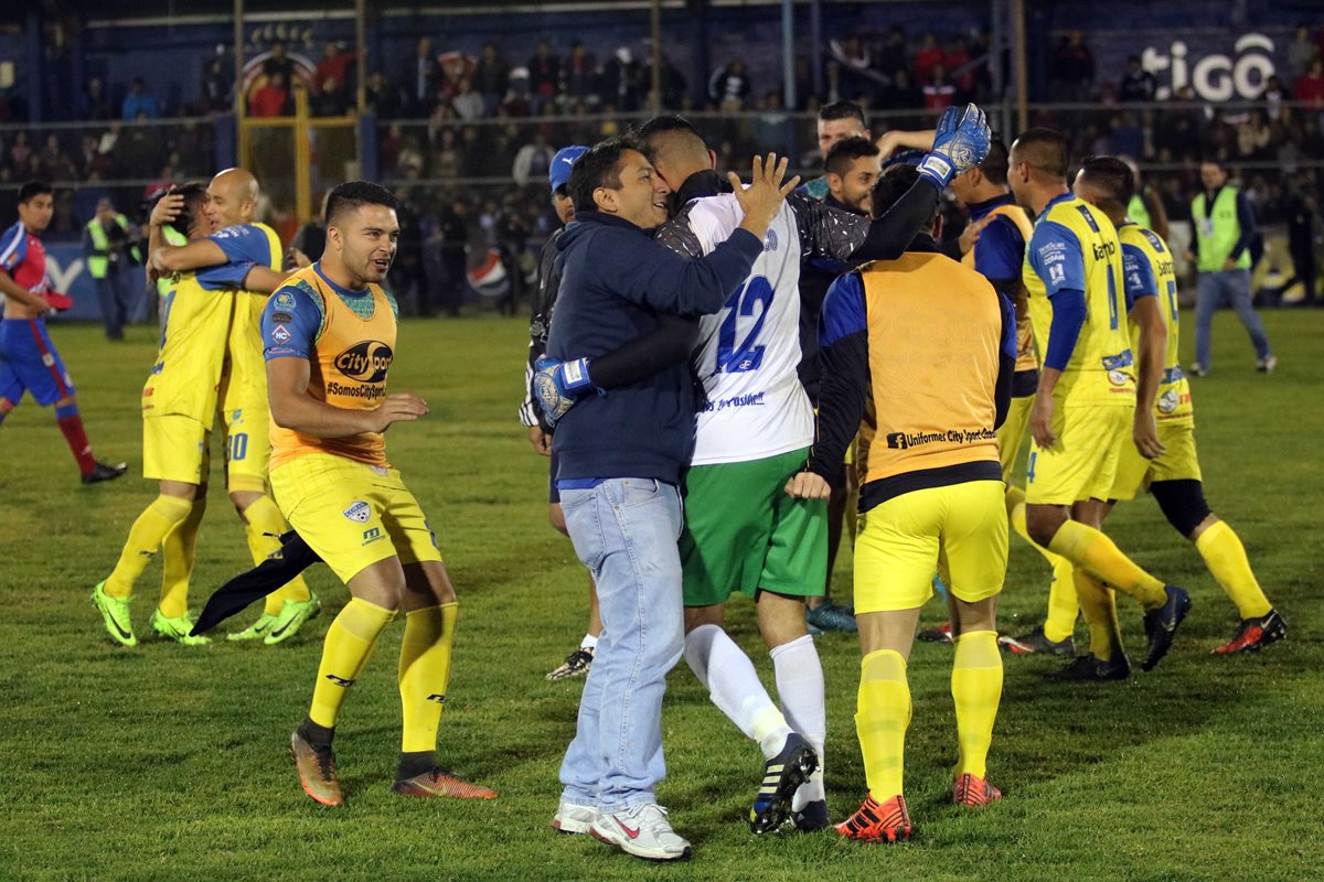Los jugadores de Cobán Imperial festejaron en el Mario Camposeco la clasificación a la semifinal del Apertura 2017. (Foto Prensa Libre: Carlos Ventura)