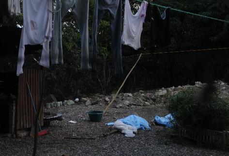 Los cuerpos  de dos jovencitas quedan en el patio de una casa en donde intentaron refugiarse de las personas que las seguían para golpearlas.