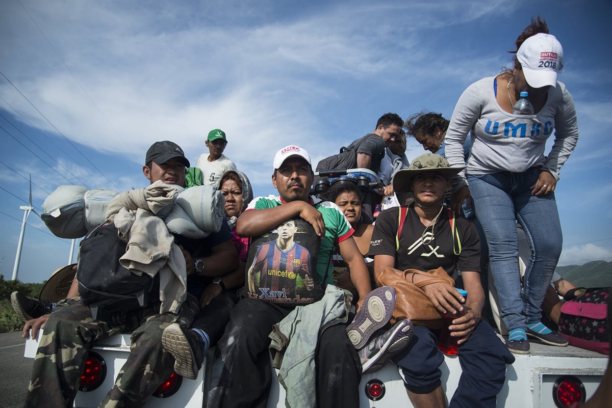 Desde que salió la caravana el 13 de octubre pasado e San Pedro Sula se han reportado tres muertes, dos de ellas de migrantes que cayeron de un vehículo en movimiento. (Foto Prensa Libre: EFE)
