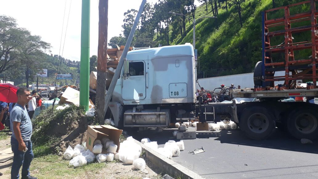 Accidente en el km 13 de la ruta al Pacífico habría sido causado por un tráiler. (Foto Prensa Libre: Dalia Santos)