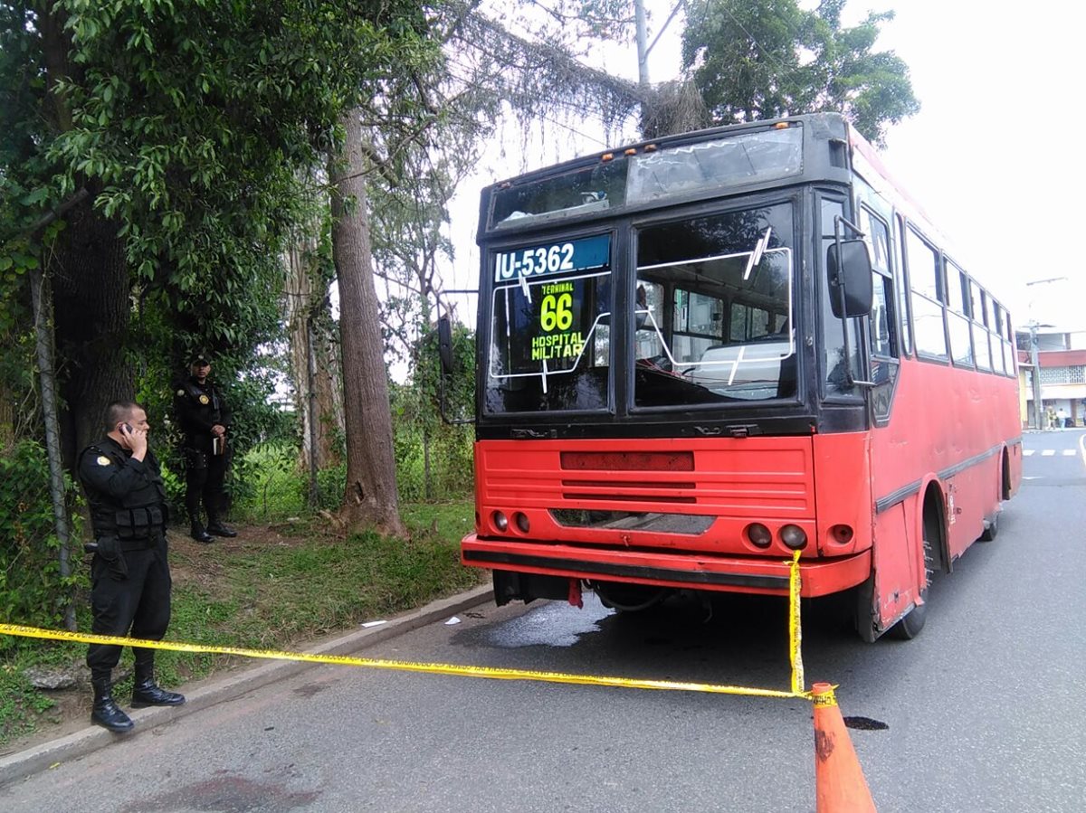 Bus permanece con custodia de la Policía Nacional Civil, para que el Ministerio Público recabe evidencia. (Foto Prensa Libre: Estuardo Paredes)