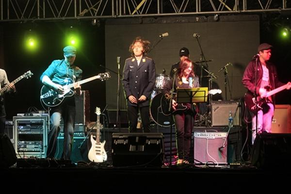 Los inolvidables temas de los Beatles se escucharon en el Live Music Fest cortesía de The Tefeatles. (Foto Prensa Libre: Érick Ávila)