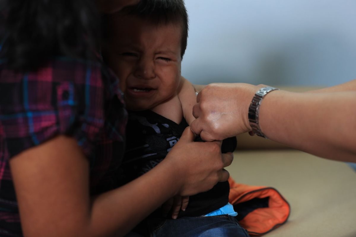 Un bebé es vacunado contra el Sarampión en un Centro de Salud de la zona 1. (Foto Prensa Libre: Carlos Hernández)