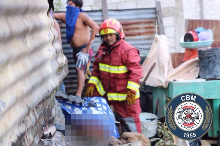 Bomberos rescataron el cadáver de la mujer fallecida. Foto Prensa Libre: Bomberos Municipales.