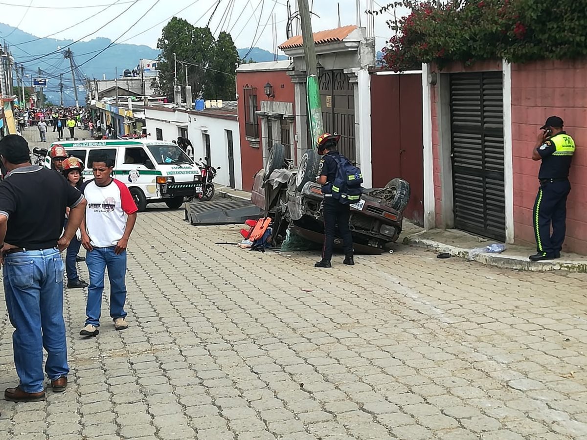 Vecinos observan el picop accidentado en Magdalena Milpas Altas, Sacatepéquez. (Foto Prensa Libre: Cortesía CBMD)