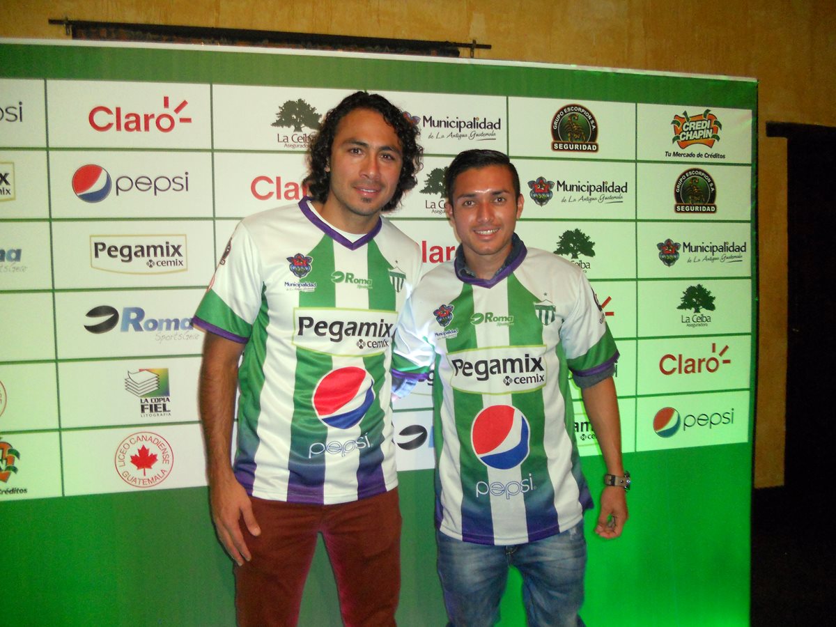 Agustín Herrera y Kendel Herrarte, se pusieron la camisola del Campeón Antigua GFC. (Foto Prensa Libre: Carlos Vicente)