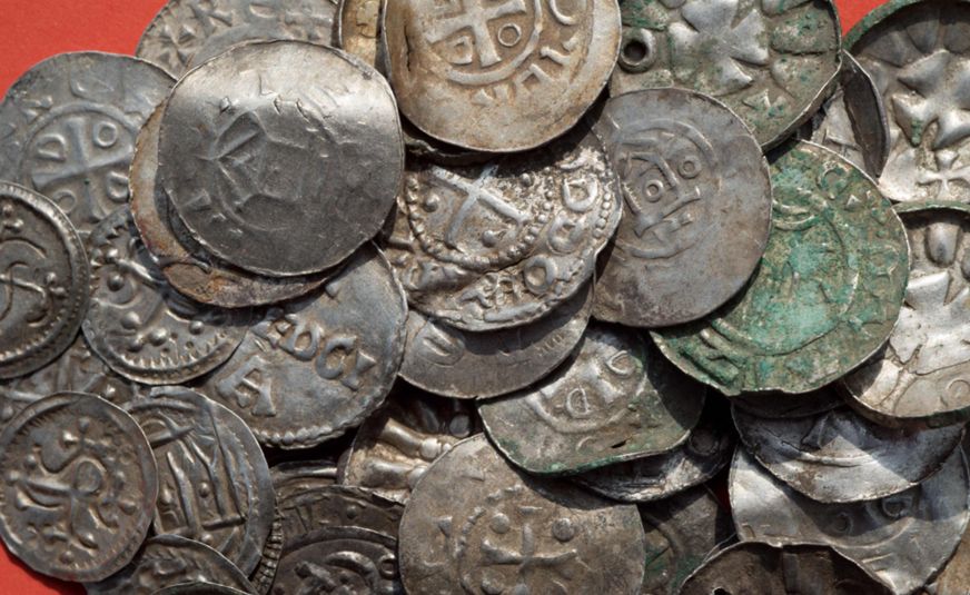 Muchas de las monedas encontradas tienen el dibujo de la cruz. AFP