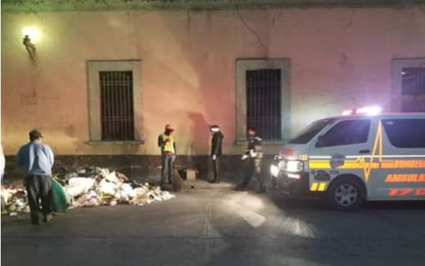 Empleados municipales hallan a recién nacido entre la basura, en la zona 1 de Huehuetenango, y llaman a los bomberos. (Foto Prensa Libre: Cuerpo de Bomberos Voluntarios)