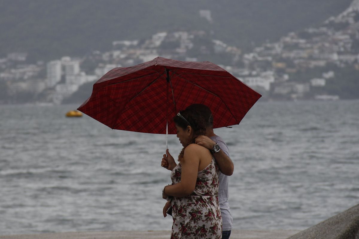 La tormenta Marty se convierte en huracán muy cerca de la costa de México. (Foto Prensa Libre: EFE).