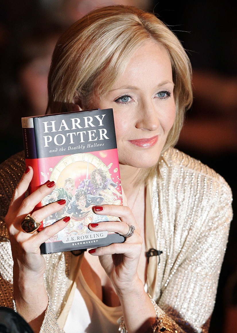 J.K. Rowling con su novela Harry Potter y las reliquias de la muerte, en 2007. (Foto Prensa Libre: AFP).