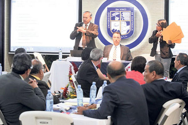 Comisión de Postulación de Contralor consultará a la CC si Carlos Mencos puede aspirar al cargo.