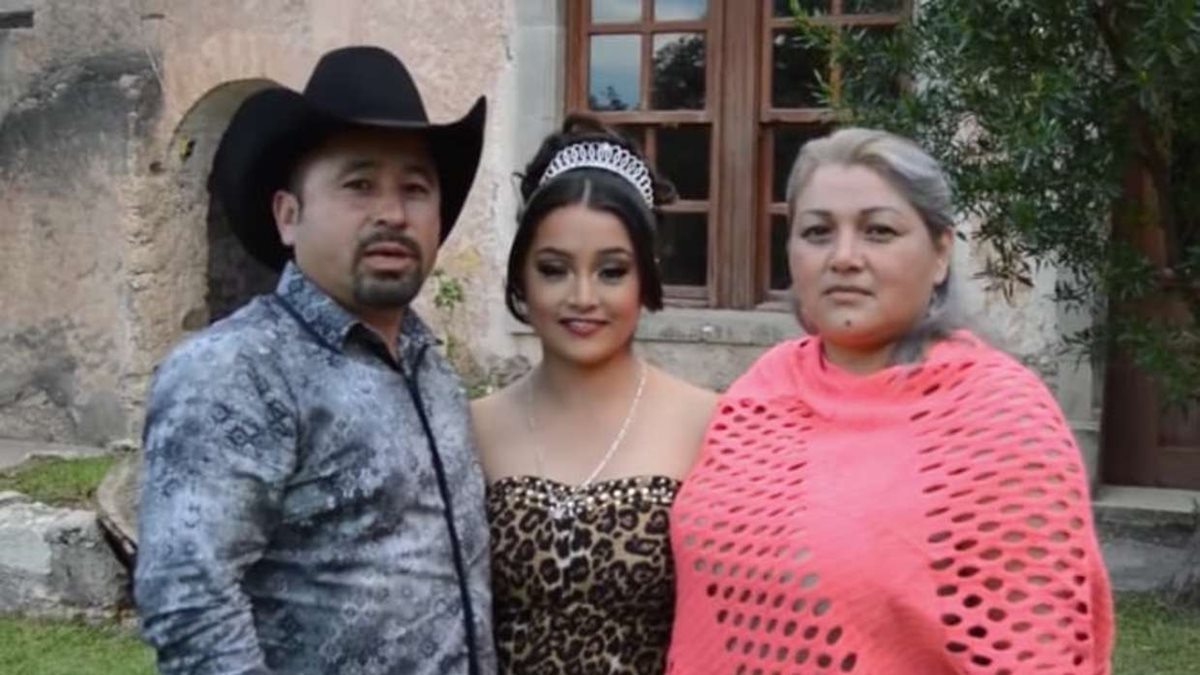 Crescencio Ibarra y Anaelda García, padres de Rubí (c), la quinceañera mexicana.AFP).