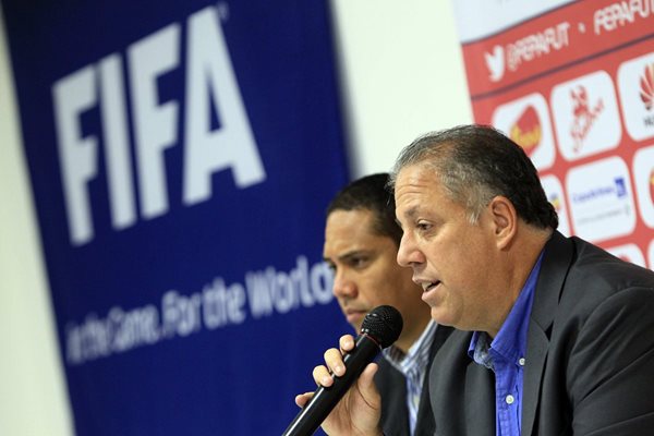 El secretario general de la Federación Panameña de Futbol, Jorge Aued (i), participa en una rueda de prensa (Foto Prensa Libre: AFP)