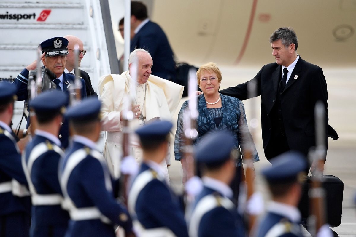 El papa Francisco fue recibido por la presidenta de Chile, Michelle Bachelete. (Foto Prensa Libre: AFP)