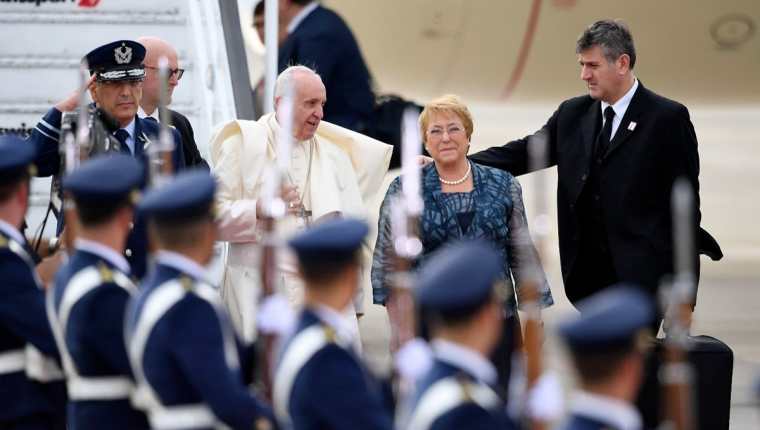 El papa Francisco fue recibido por la presidenta de Chile, Michelle Bachelete. (Foto Prensa Libre: AFP)