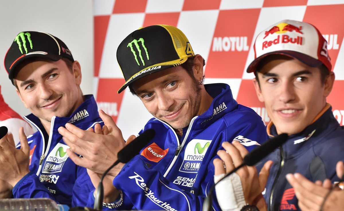 Jorge Lorenzo, Valentino Rossi y Marc Márquez durante la conferencia de prensa previo al inicio del GP de Japón. (Foto Prensa Libre: AFP)