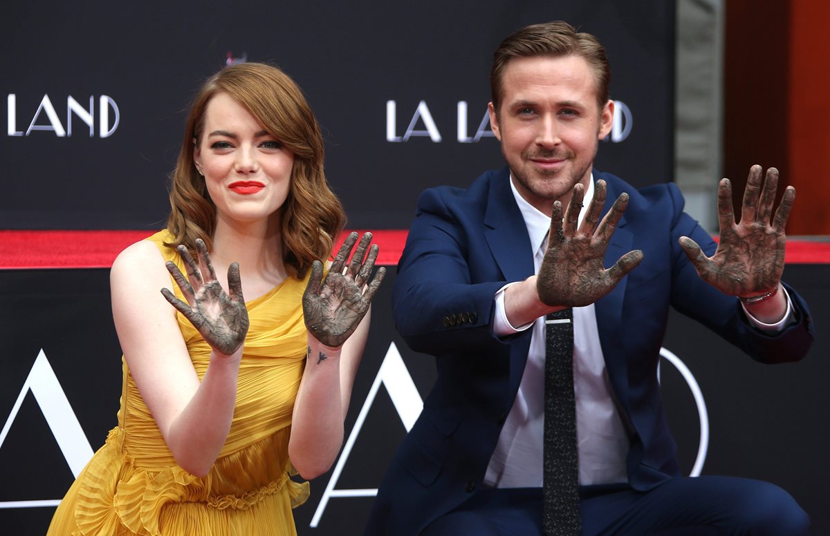 Emma Stone y Ryan Gosling eternizan sus huellas en el cemento de Hollywood