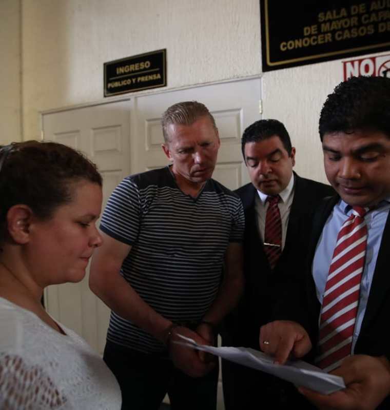 Igor Bitkov es notificado por sus abogados de la resolución de la jueza Éricka Aifán. (Foto Prensa Libre: Paulo Raquec)