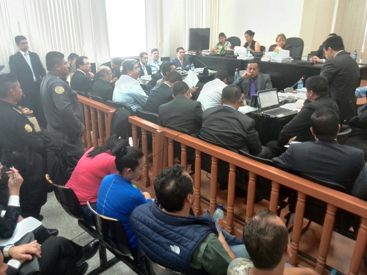 El Ministerio Público comenzó a imputar cargos a cada uno de los detenidos. (Foto Prensa Libre: Estuardo Paredes)