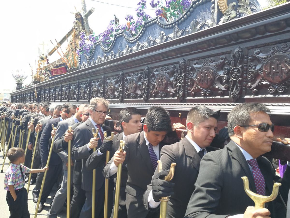 Fieles muestransu devoción en procesión de Jesús de las Tres Potencias. (Foto Prensa Libre: Oscar García)