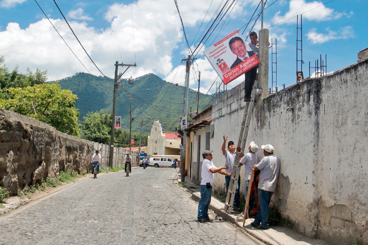 Trabajadores del  CNPAG retiran  propaganda del candidato a la Alcaldía de Antigua Guatemala, por Líder, Carlos Aguilar.   