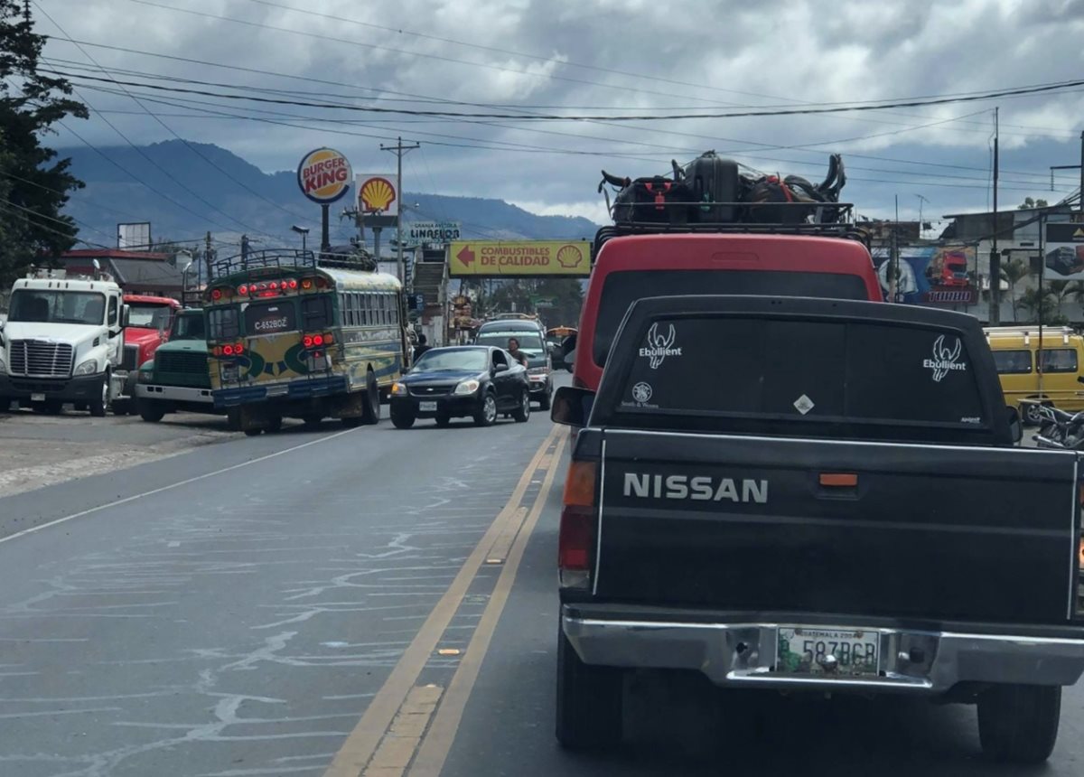 Transitar en contra de la vía es una de las imprudencias más comunes en la carretera de Chimaltenango y, por lo general, son cometidas por pilotos de buses, según la PMT. (Foto Prensa Libre: Cortesía Johny Cáceres)