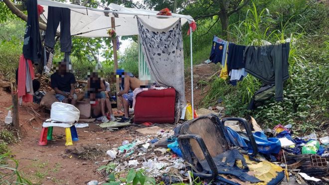 Duermen dentro de las tumbas: las terribles condiciones en las que vive un grupo de personas sin hogar en un cementerio de Sao Paulo