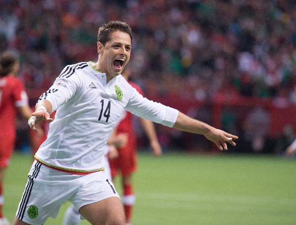 Javier "Chicharito" Hernández celebra el gol con la selección mexicana. (Foto Prensa Libre: EFE)
