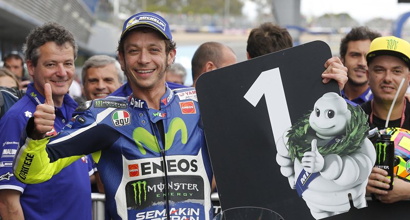 Valentino Rossi saldrá desde el primer puesto de la parrilla. (Foto Prensa Libre: EFE)