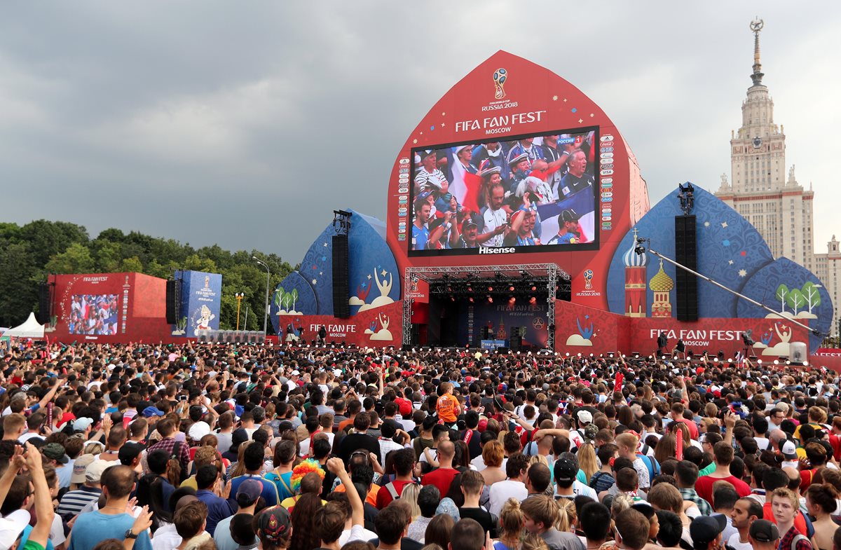 Cinco fueron los lugares en los que se celebraron las Fan Fest para ver los partidos de la Copa Mundial de la FIFA, y donde más gastaron. (Foto Prensa Libre: EFE)
