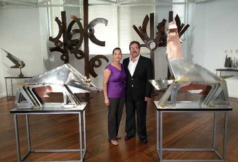 artista local muestra la serie  Esculturas peligrosas.