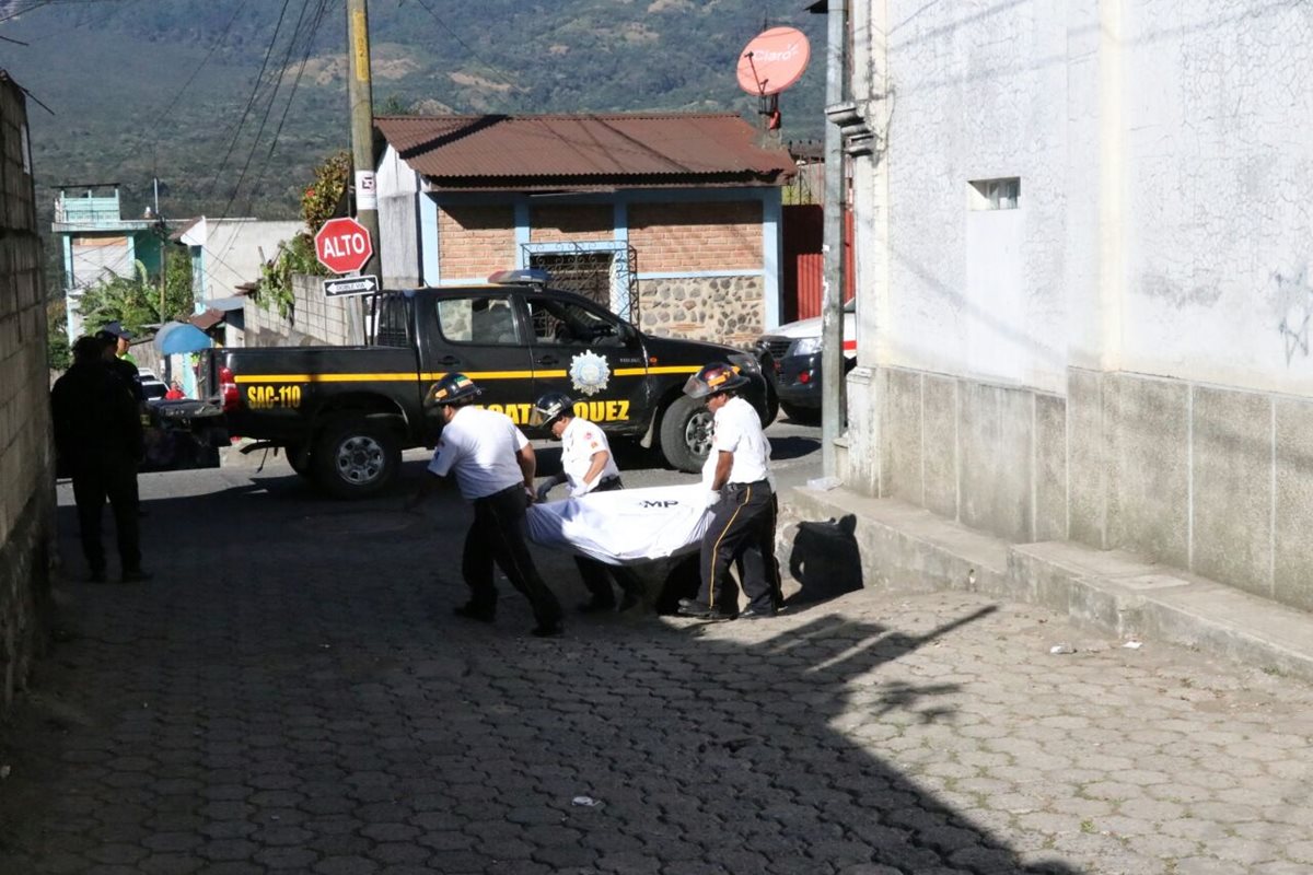 Investigadores de la PNC creen que la muerte de dos hombres, en San Juan Alotenango, Sacatepéquez, se debió a una discusión. (Foto Prensa Libre: Renato Melgar)