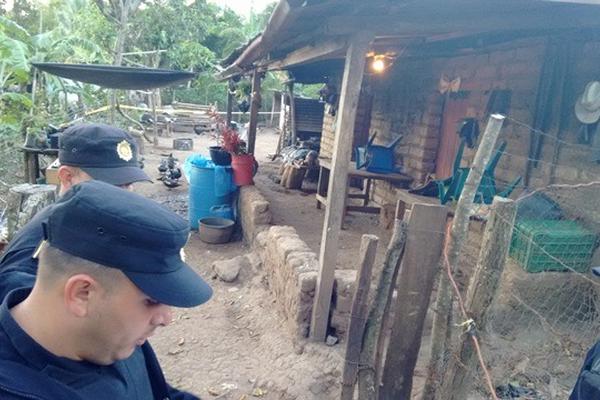 Agentes de la PNC reúnen evidencias en la vivienda donde ocurrió el ataque, en Nueva Santa Rosa. (Foto Prensa Libre: Oswaldo Cardona) <br _mce_bogus="1"/>