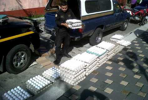 Según el informe de la PNC, 45 cajas de huevos fueron decomisadas. (Foto Prensa Libre: Rolando Miranda)