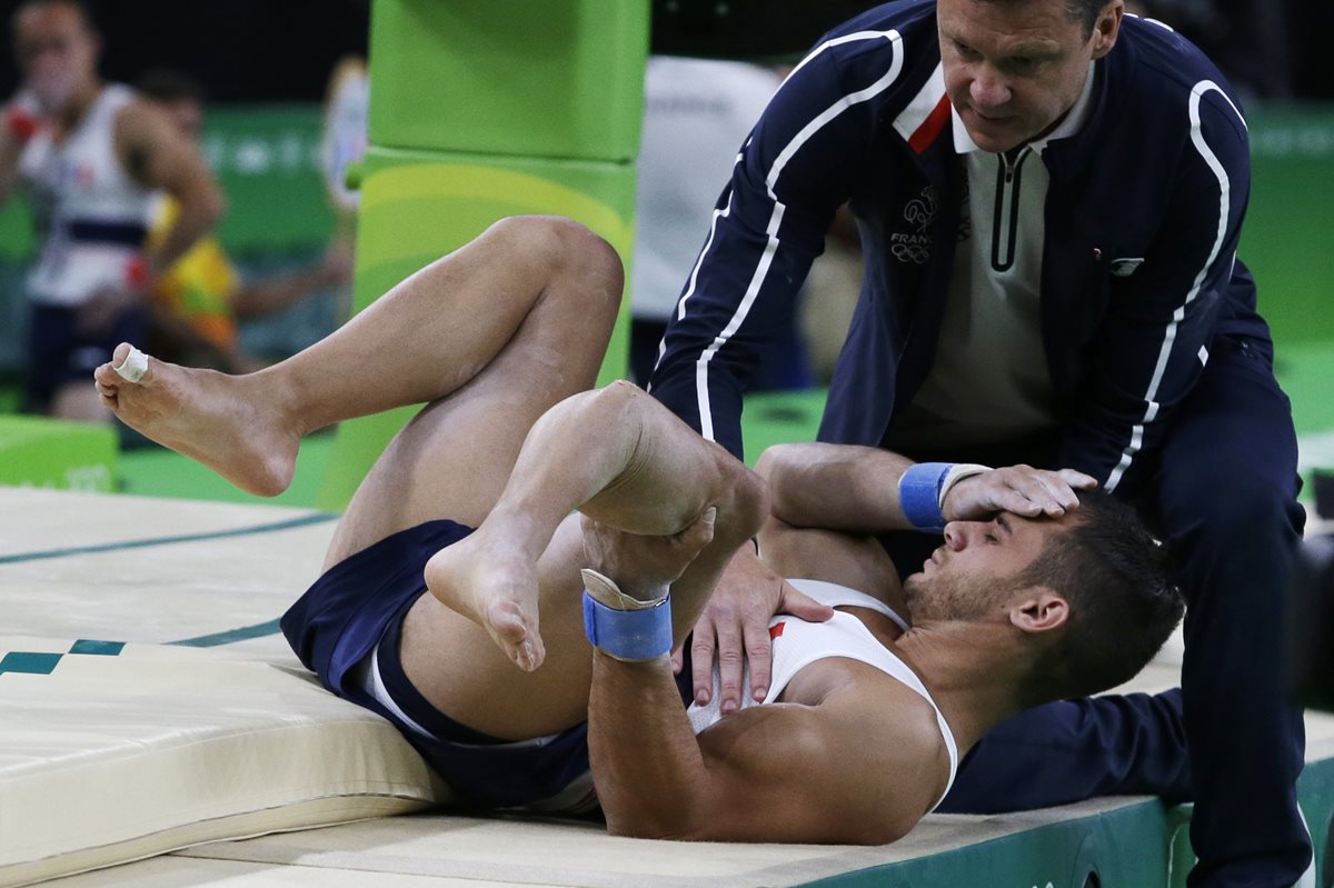 Samir Ait Said sostiene su pierna y cabeza luego de sufrir una dura lesión. (Foto Prensa Libre: AP)