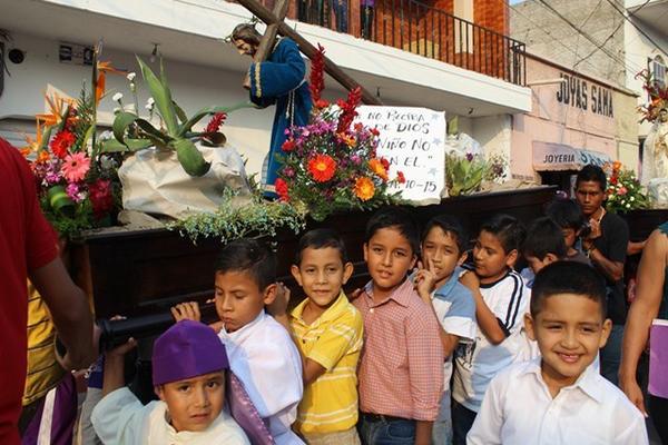 Niños participan en le procesión infantil efectuada en la cabecera de Jutiapa. (Foto Prensa Libre: Óscar González)  <br _mce_bogus="1"/>