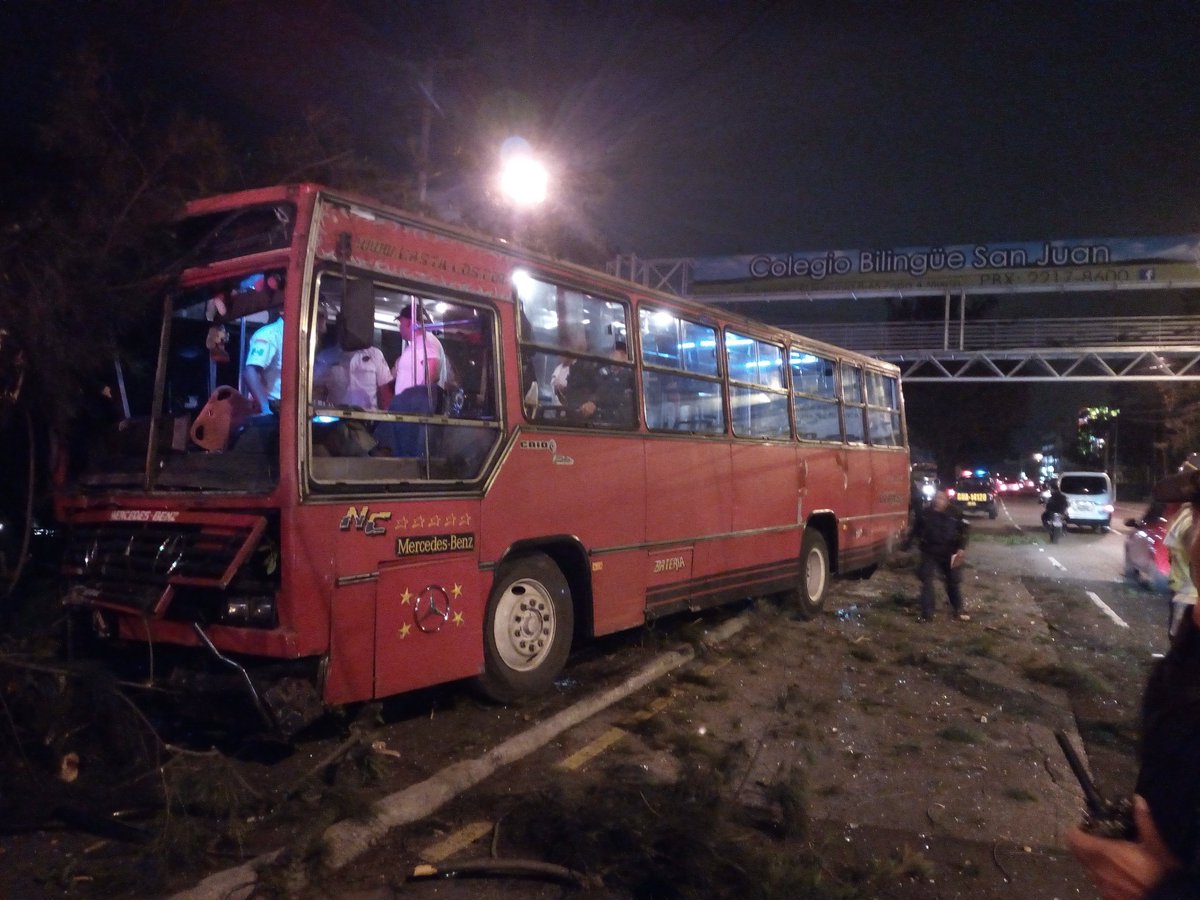 El bus quedó sobre el arriate central, luego que el piloto fue atacado a balazos. (Foto Prensa Libre: Bomberos Voluntarios).
