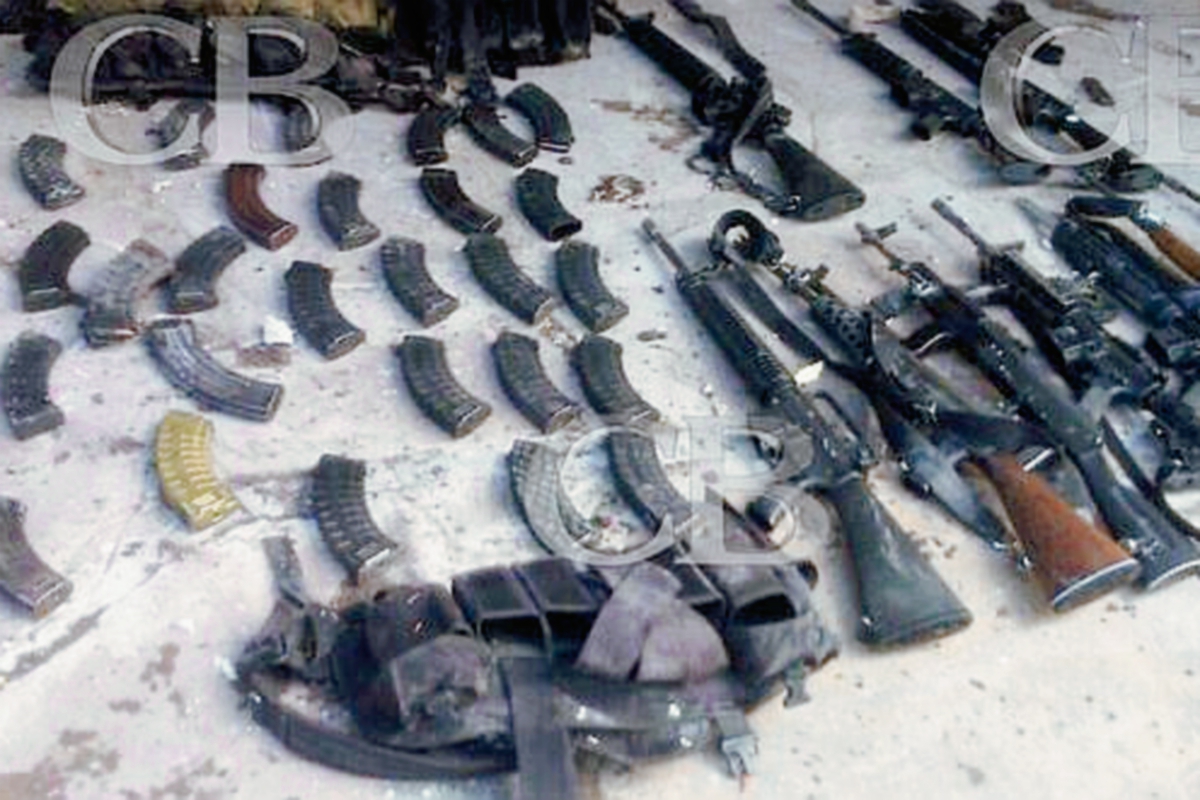 Parte del arsenal que fue decomisado a los supuestos delincuentes, después del enfrentamiento armado. (Foto Prensa Libre: CBWeb)